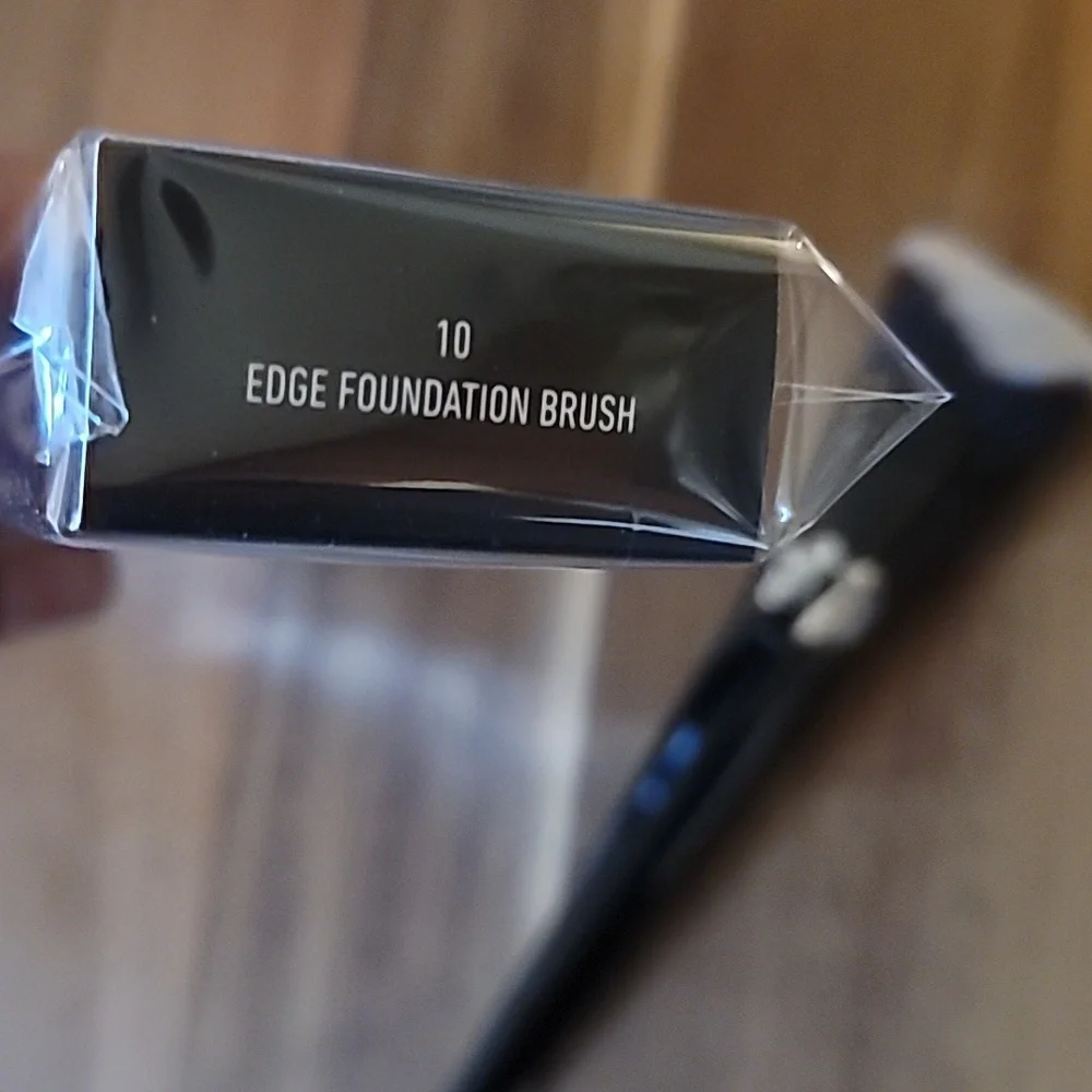NIB KAT VON D Beauty, Lock It Edge Foundation Brush